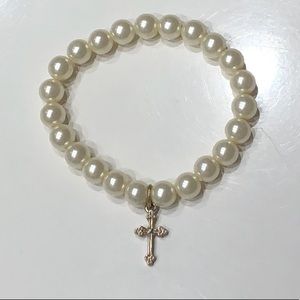 Pearl bracelet with cross charm